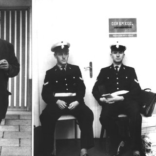 Bildcollage: Das Foto links zeigt einen Kriminalbeamten mit beschlagnahmten Akten des Bonner "Spiegel"-Büros im Arm und den Leiter des Bonner Büros, Dieter Jaene (rechts). Auf dem rechten Foto sind zwei Polizisten abgebildet, die den Eingang zu den Dokumentationsräumen der "Spiegel"-Redaktion im Hamburger Pressehaus bewachen. Der Herausgeber des "Spiegels", Rudolf Augstein, und Redakteure des Nachrichten-Magazins stehen unter dem Verdacht des Landesverrates. Dieser Vorwurf wird gegen sie wegen der Berichterstattung über die Stabsrahmenübung der NATO "Fallex 62" in Nummer 41 des "Spiegels" vom 10. Oktober 1962 erhoben. Aufgenommen am 27. Oktober 1962.