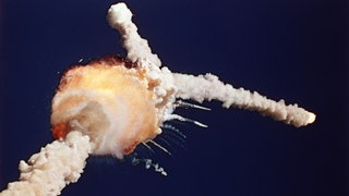 Das Space Shuttle Challenger explodiert kurz nach dem Abheben vom Kennedy Space Center in Florida. Alle sieben Besatzungsmitglieder starben bei der Explosion am 28. Januar 1986