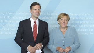 Bundeskanzlerin Angela Merkel (CDU) führte den neuen Regierungssprecher Steffen Seibert am 16. August 2010 in sein Amt ein. Seibert war zuvor Redakteur und Moderator der heute -Nachrichten im ZDF, seit 2007 moderierte er auch das heute journal 