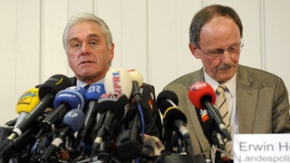 Der baden-württembergische Innenminister Heribert Rech (links) und der Landespolizeipräsident Erwin Hetger am 11.3.2009 während einer Pressekonferenz in der Polizeidirektion Waiblingen. Ein Amokläufer hat in einer Realschule in Winnenden bei Stuttgart neun Schüler und drei Lehrerinnen erschossen. Auf der Flucht tötete er drei Passanten und verletzte zwei Polizisten sowie mehrere Schüler und Passanten schwer, teilten die Polizei Waiblingen und die Staatsanwaltschaft Stuttgart mit.