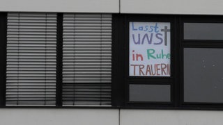 "Lasst uns in Ruhe trauern!" steht auf einem Plakat in einem Fenster der Albertville-Realschule in Winnenden. Stiller Protest gegenüber der Presse nach dem Amoklauf am 11. März 2009.