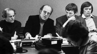 Pressekonferenz der Anwälte zum Tod von Holger Meins am 10.11.1974 in Stuttgart: Kurt Groenewold, Klaus Croissant, Otto Schily und Christian Stroebele (v.l.n.r.) Nach fast zweimonatigem Hungerstreik gegen die Haftbedingungen ist am 9.11.1974 Holger Meins, Mitglied der Bader-Meinhof-Gruppe, im Gefängnis Wittlich in der Eifel gestorben.