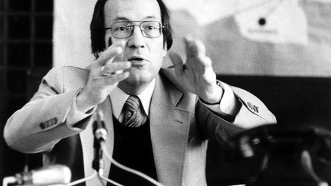 Der Stuttgarter Oberbürgermeister Manfred Rommel gestikuliert am 24.10.1977 während der Pressekonferenz in Stuttgart. Umstritten ist die von Rommel erteilte Genehmigung, Andreas Baader, Gudrun Ensslin und Jan Carl Raspe gemeinsam in einem Grab auf dem Stuttgarter Dornhalden-Friedhof beisetzen zu lassen. Dieser Friedhof ist für den Wohnbezirk der Eltern Gudrun Ensslin zuständig: Pfarrer Ensslin hatte den Antrag auf gemeinsame Bestattung gestellt.