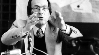 Der Stuttgarter Oberbürgermeister Manfred Rommel gestikuliert am 24.10.1977 während der Pressekonferenz in Stuttgart. Umstritten ist die von Rommel erteilte Genehmigung, Andreas Baader, Gudrun Ensslin und Jan Carl Raspe gemeinsam in einem Grab auf dem Stuttgarter Dornhalden-Friedhof beisetzen zu lassen. Dieser Friedhof ist für den Wohnbezirk der Eltern Gudrun Ensslin zuständig: Pfarrer Ensslin hatte den Antrag auf gemeinsame Bestattung gestellt.