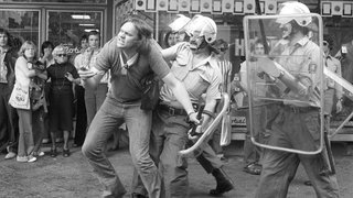 Gewalttätige Auseinandersetzungen zwischen Demonstranten und Polizei in Frankfurt am Main am 10.5.1976 bei einem Protestmarsch zum Tod der RAF-Terroristin Ulrike Meinhof, die sich am 5.5.1976 in ihrer Zelle in Stuttgart-Stammheim das Leben genommen hatte