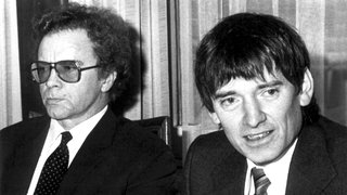 Der Ensslin-Anwalt Otto Schily (rechts) gibt bei einer Pressekonferenz am 9.1.1977 in Stuttgart bekannt, dass er gegen den für den Baader-Meinhof-Prozess zuständigen Revisionsrichter beim Bundesgerichtshof, Mayer, eine Dienstaufsichtsbeschwerde erhoben hat, links im Bild Schilys Kollege Hans-Heinz Heldmann.