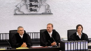Der Vorsitzende Richter Rainer Skujat (M) und die Beisitzer Anne Harrschar (l) und Georg Boeckenhoff am 16.9.2010 in Stuttgart in einem Gerichtssaal des Landgerichts. Eineinhalb Jahre nach dem Amoklauf eines 17-jährigen Schülers in Winnenden und Wendlingen steht der Vater des Täters vor Gericht.