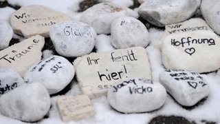 Gedenksteine liegen am 11.03.2010 nach der Gedenkfeier für den Amoklauf in Winnenden vor der Albertville-Realschule