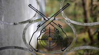 Tor mit zwei stilisierten Waffen und einer Zielscheibe auf dem Gelände des Schießsportvereins Leutenbach am 12.3.2009. Beim SSV Leutenbach, dem Schützenverein des Vaters, soll der 17-jährige Amokschütze von Winnenden, Tim K. geübt haben.