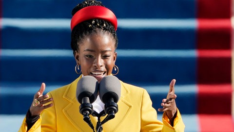 Die amerikanische Poetin Amanda Gorman trägt während der Amtseinführung von US-Präsident Joe Biden am Capitol Hill in Washington am  20. Januar 2021 ihr Gedicht "The hill we climb" vor