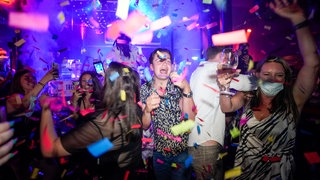 Junge Menschen tanzen kurz nach der Wiedereröffnung am 19. Juli 2021, dem "Freedom Day", im "The Piano Works" in London.  Nachtclubs, die seit März 2020 wegen der Corona-Pandemie geschlossen waren, können endlich wieder öffnen.