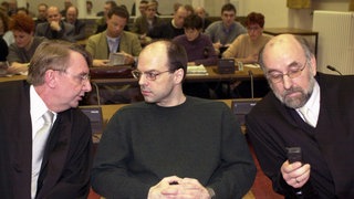 Thomas Drach (M), mutmaßlicher Drahtzieher der spektakulären Entführung von Jan Philipp Reemtsma, sitzt am 13.12.2000 zwischen seinen Anwälten Rüdiger Spormann (l) und Helfried Roubicek (r) auf der Anklagebank im Hamburger Landgericht. Der 40-Jährige war nach Erkenntnissen der Staatsanwaltschaft Kopf der Bande, die im März 1996 den Multimillionär Reemtsma entführt und 30 Millionen Mark Lösegeld erpresst hatte.