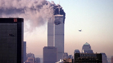 Ein entführtes Verkehrsflugzeug nähert sich dem World Trade Center. Am 11. September 2001 flog es in New York in den Wolkenkratzer, einem Wahrzeichen der Stadt.