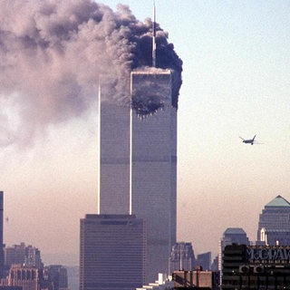 Ein entführtes Verkehrsflugzeug nähert sich dem World Trade Center. Am 11. September 2001 flog es in New York in den Wolkenkratzer, einem Wahrzeichen der Stadt.