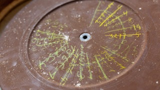 In den 1920er-Jahren wurden professionelle Tonaufnahmen mit Wachsplatten erstellt. Sie lösten die Wachszylinder ab. Die Aufnahmelänge betrug 4 Minuten. Typischerweise wurden die mit der Nadel geschriebenen Aufnahmen auf Kupferfolien kopiert, um die Wachsplatte abzuschleifen und wieder zu verwenden. Aufgenommen am 1.11.2017 im Deutschen Rundfunkarchiv