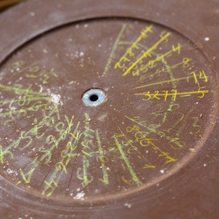 In den 1920er-Jahren wurden professionelle Tonaufnahmen mit Wachsplatten erstellt. Sie lösten die Wachszylinder ab. Die Aufnahmelänge betrug 4 Minuten. Typischerweise wurden die mit der Nadel geschriebenen Aufnahmen auf Kupferfolien kopiert, um die Wachsplatte abzuschleifen und wieder zu verwenden. Aufgenommen am 1.11.2017 im Deutschen Rundfunkarchiv