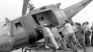 Menschen versuchen, in einen Hubschrauber zu gelangen: Dem Fall der Stadt Saigon ging die Evakuierung fast des gesamten amerikanischen Zivil- und Militärpersonals voraus, zusammen mit Zehntausenden südvietnamesischer Zivilisten, die mit dem südlichen Regime in Verbindung standen. Die Evakuierung gipfelte in der "Operation Frequent Wind", der größten Hubschrauberevakuierung der Geschichte.