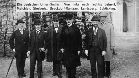 Deutsche Delegation bei der Friedenskonferenz der Alliierten in Paris (29. April bis 28. Juni 1919). Von links: Robert Leinert, Johann Giesberts, Graf Ulrich v. Brockdorff-Rantzau, Otto Landsberg und Walter Schuecking