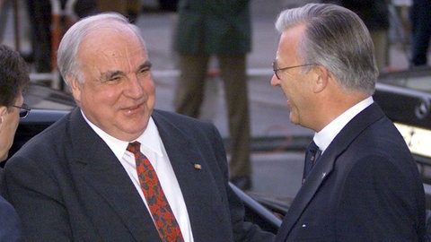 Der ehemalige Bundeskanzler Helmut Kohl wird am 19.1.2000 vom Chef der Handelskammer in Hamburg, Nikolaus Schues,  begrüßt. Kohl war am 18.1.2000 von seinem Amt als Ehrenvorsitzender der CDU zurückgetreten.