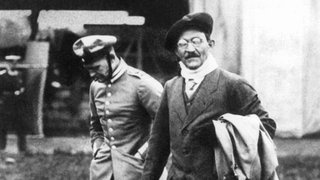 Der Luftfahrtpionier August Euler (vorn) während des Ersten Weltkriegs. Er war der Inhaber des ersten deutschen Flugzeugführerscheins. 1912 unternahm er mit seinem Doppeldecker, dem "Gelben Hund", im Raum Frankfurt am Main die ersten Postflüge der Welt. Die Leitung des neugegründeten Reichsluftamtes wurde ihm 1918 übertragen. August Euler wurde am 20. November 1868 in Oelde geboren und ist am 1. Juli 1957 in Feldberg (Schwarzwald) gestorben. Foto: 1913