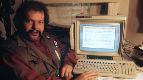Wau Holland vom Chaos Computer Club sitzt im November 1984 in Hamburg an seinem Computer. Um zu demonstrieren, dass das BTX-System der Post nicht ohne Fehlerquellen ist, haben Mitglieder des Clubs mit Infos über die Hamburger Sparkasse, die zufällig im System "herumirrten", die Bank mit 135.000 Mark zu ihren Gunsten belastet.