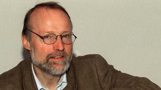 Den neuen Duden auf den Kopf stellt der Weilheimer Deutschlehrer Friedrich Denk. Als ein "riesiges Geschäft und eine Vernichtungsaktion von Büchern" hat der Initiator der "Frankfurter Erklärung" die Rechtschreibreform bezeichnet. In dem Aufruf haben namenhafte Autoren, Germanisten und Verleger einen sofortigen Stopp der Reform verlangt.