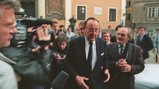 Außenminister Hans Dietrich Genscher (FDP) erreicht am 30. September 1989 die westdeutsche Botschaft in Prag
