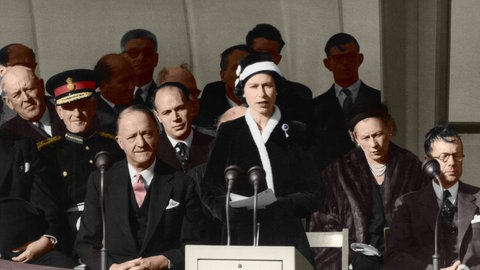 Queen Elizabeth hält am 17. Oktober 1956 ihre Rede, bevor sie den Schalter betätigt, der Calder Hall, das erste vollständige Atomkraftwerk der Welt, in der Nähe von Sellafield in Cumberland in Betrieb nimmt. 