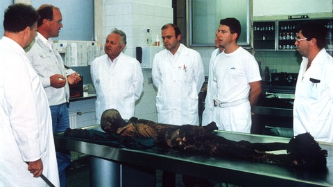 Prof. Konrad Spindler (2. v. l.) untersucht mit einem internationalen Team von Wissenschaftlern in Innsbruck die rund 5000 Jahre alte Leiche "Ötzi", die am 19. September 1991 im Gletschergebiet der südtiroler Alpen von deutschen Urlaubern gefunden wurde (Archivbild September 1991)