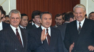 Der ukrainische Präsident Leonid Krawtschuk (zweiter von links), der kasachische Präsident Nursultan Nasarbajew (zweiter von rechts) und Präsident Boris Jelzin (erster rechts) nach der Unterzeichnung einer Erklärung zur Gründung der Gemeinschaft Unabhängiger Staaten am  21.12.1991