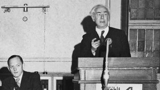 Theodor Heuss als Vorsitzender der Westzonen-FDP bei einer Ansprache auf einer Wahlversammlung in Berlin 1948