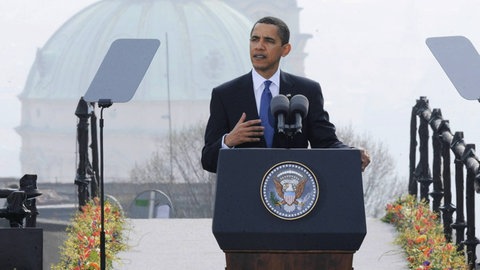 US-Präsident Barack Obama hält am 5. April 2009 in Prag eine Rede auf dem Hradschiner Platz in der Nähe der Prager Burg