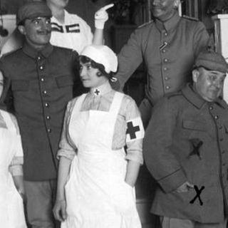 Theaterszene, Schauspieler in Uniform und Schauspielerinnen in Schwesterntracht