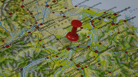 Landkarte mit einem Pin auf Wuhan in China. Am 31. Dezember 2019 wurde die Weltgesundheitsorganisation WHO über eine Reihe ungewöhnlicher Fälle von Lungenentzündung in der chinesischen Stadt Wuhan informiert.