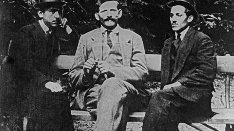 Princip, Gavrilo serbischer Nationalist; ermordete im Auftrag des Geheimbunds "Schwarze Hand" am 28. Juni 1914 in Sarajewo den österreichischen Thronfolger Franz Ferdinand. Die Attentäter Nedeljko Cabrinovic (links) und Gavrilo Princip (rechts), in der Mitte ihr Instrukteur Milan Ciganovic, Agent der "Schwarzen Hand."