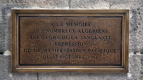Gedenktafel zur Erinnerung an die Demonstration in Paris gegen den Algerienkrieg am 17. Oktober 1961: "A la memoire des nombreux algeriens tues lors de la sanglante repression de la manifestation pacifique du 17 octobre 1961"