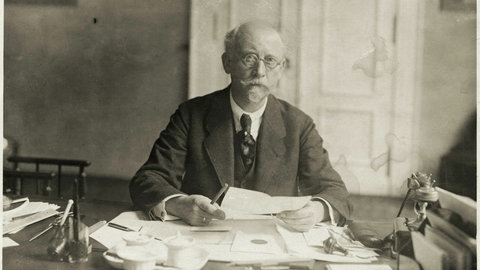 Philipp Scheidemann (1865 - 1939), SPD, um 1925 am Schreibtisch