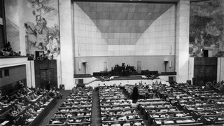 Blick auf Teilnehmer im Konferenzsaal während der Eröffnung der ersten Internationalen Atomkonferenz über die friedliche Nutzung der Atomenergie im UN-Palast in Genf in der Schweiz am 8. August 1955. Insgesamt nahmen rund 1.200 Delegierte aus 72 Ländern aus Ost und West, darunter viele berühmte Atomwissenschaftler, an der Konferenz teil.