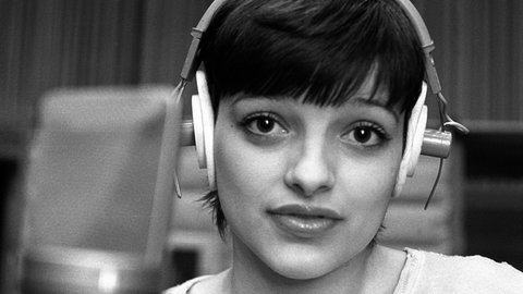 Die Sängerin Nina Hagen 1974  im DDR-Rundfunkstudio. In diesem Jahr kam "Du hast den Farbfilm vergessen" heraus. Angela Merkel wünschte sich u.a. dieses Lied für ihren Zapfenstreich am 2. Dezember 2021.