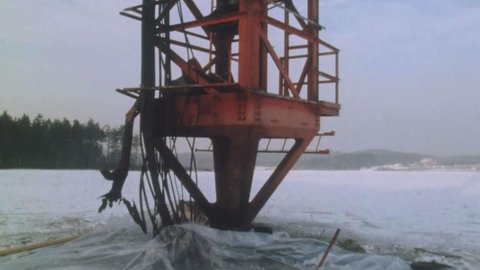 Die Ausstrahlung von "Holocaust" markierte einen Meilenstein der deutschen Erinnerungskultur. Nicht allen hat das gefallen. Der Rechtsterrorist Peter Naumann - heute Politiker der NPD - verübte Sprengstoffanschläge auf die Sendemasten in Koblenz und Münster, um die Ausstrahlung der TV-Serie zu verhindern.Im Bild der zerstörte Sendemast in Koblenz.