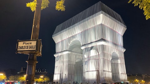Der nach einem Konzept des Künstlerpaares Christo und Jeanne-Claude verhüllte Triumphbogen in Paris