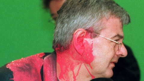 Joschka Fischer (Grüne), kurz nachdem er auf dem Sondersparteitag der Grünen zum Kosovo-Krieg von einem Farbbeutel getroffen wurde.
