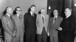 Die Intendanten (v.l.n.r.) Friedrich Bischoff (Südwestfunk), Walter Geerdes (Radio Bremen), Eberhard Beckmann (Hessischer Rundfunk), Rudolf von Scholtz (Bayerischer Rundfunk), Fritz Eberhard (Süddeutscher Rundfunk) und Adolf Grimme (Nordwestdeutscher Rundfunk) stehen am 22. November 1951 vor einer Sitzung der Arbeitsgemeinschaft der deutschen Rundfunkanstalten (ARD) in Berlin zusammen