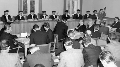 In Karlsruhe tritt der Zweite Senat des Bundesverfassungsgerichts zusammen, um über die Verfassungsklage der Regierung Südbaden zu entscheiden, die gegen die Bundesgesetze zur Neugliederung im südwestdeutschen Raum Einspruch erhoben hat. In der Reihe der Richter der Vorsitzende des Zweiten Senats und Vizepräsident des Bundesverfassungsgerichts, Dr. Rudolf Katz (4.v.l. mit Schriftstück in der Hand), am Tisch davor rechts die Vertreter des Antrags, die Abordnung des Landes Südbaden.