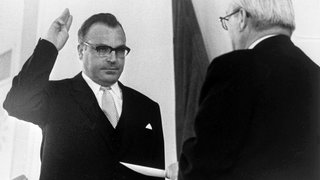 Der CDU-Landesvorsitzende Helmut Kohl wird am 19.5.1969 im Mainzer Landtag als Ministerpräsident von Rheinland-Pfalz vereidigt. Der 39-jährige Politiker war von den 100 Landtagsabgeordneten mit 57 Ja-Stimmen als Nachfolger von Peter Altmeier gewählt worden.
