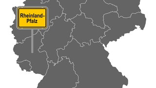 28 Jahre nach der Gründung des Bundeslands Rheinland-Pfalz gibt es im Januar 1975 Volksabstimmungen in einigen Landesteilen. Die Menschen dürfen abstimmen, ob sie weiter Teil des Bundeslands bleiben oder Nordrhein-Westfalen bzw. Hessen angehören wollen. Die Wahlbeteiligung ist niedrig, aber die Bevölkerung hat das anfangs umstrittene Bundesland angenommen: Rheinland-Pfalz bleibt wie es ist