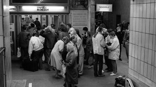 Menschen warten vor dem Grenzübergang zur DDR. Auf dem in Ost-Berlin liegenden Bahnhof Friedrichstraße, der als Grenzübergang für Westdeutsche und Ausländer genutzt wird, gab es am 9. Oktober 1989 nach längeren Wartezeiten einen großen Teil von Zurückweisungen. Normalerweise können Bürger anderer Staaten mit einem Tagesvisum über den Bahnhof Friedrichstraße nach Ost-Berlin (DDR) einreisen.