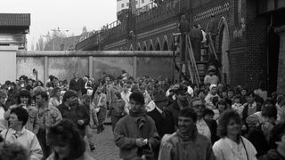 DDR-Bürger strömen im Schatten der Oberbaumbrücke am Grenzübergang Warschauer Straße in den Westen (November 1989)