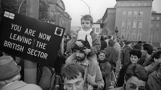 Nach der Maueröffnung am 9. November strömen Bürger am 10. November über den Grenzübergang Invalidenstraße in den Westteil der Stadt 