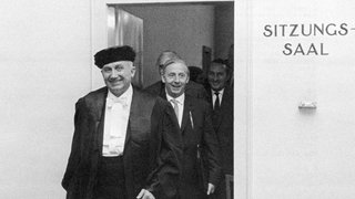 Bundesverfassungsgericht stoppt 1961 das von Adenauer geplante Deutschland-Fernsehen. Im Vordergrund der Anwalt der Bundesregierung, Philipp Möhring.